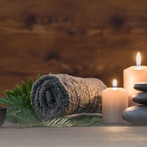 Spa, ambiente rilassante per cani e gatti con candele profumate, salviette morbide e profumi che agevolano il relax e la calma
